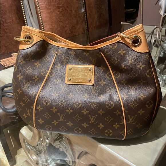 Loui Vuitton Shoulder bag. - Picture 1 of 6